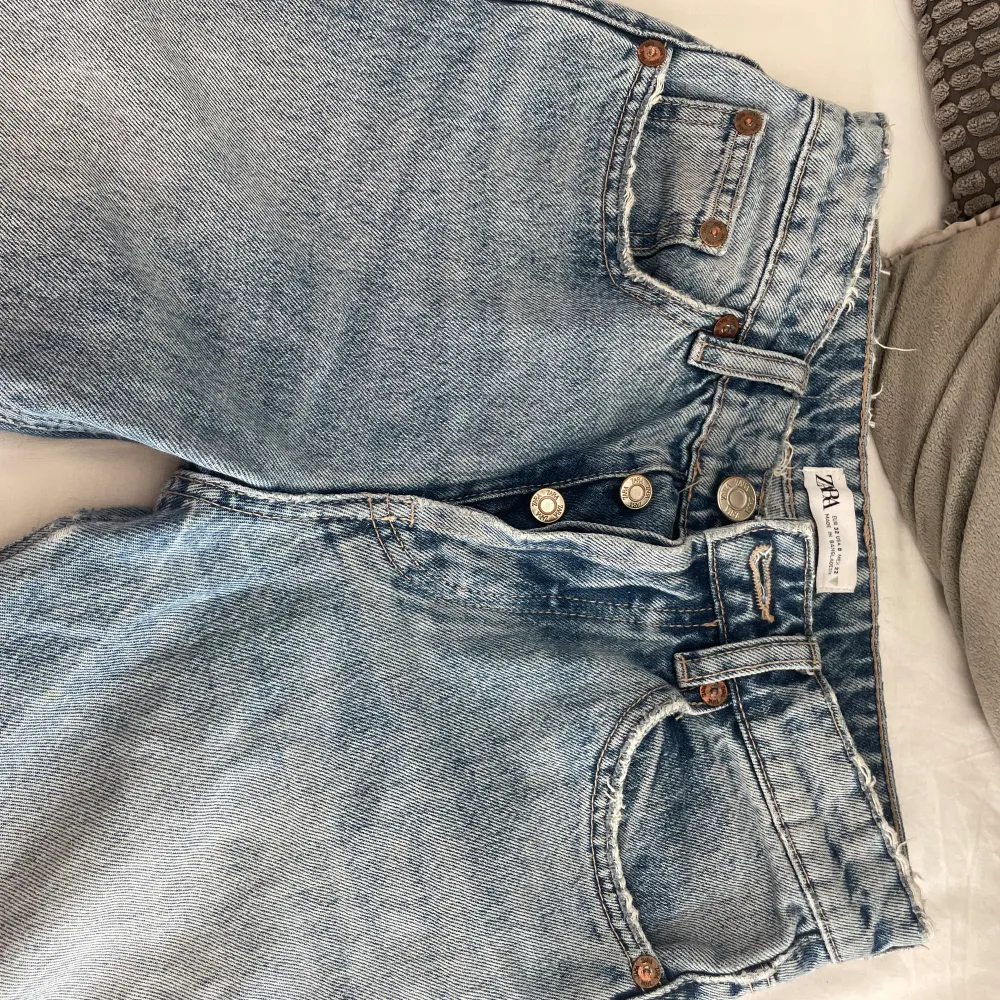 lågmidjade raka ljusblåa jeans från Zara! Väldigt trendiga och snygga💞. Jeans & Byxor.