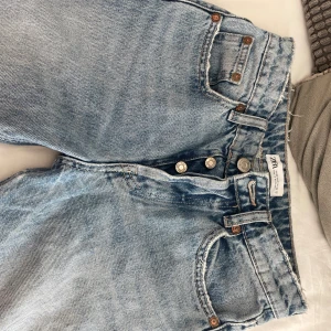 low waist straight jeans - lågmidjade raka ljusblåa jeans från Zara! Väldigt trendiga och snygga💞