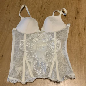 Vit korsett  - Säljer denna jätte söta vita korsetten då jag inte använder den. Den är ifrån Cubus och i storlek 70B. Den är i nyskick och bara använd 2-3 gånger. Jätte fin med jeans eller kjol nu till sommaren. Stretchigt material💞