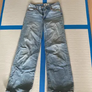 Skit snygga blåa raka jeans från Lager 157 i storlek 160 (funkar även till 34/32). Lite avskavt i slutet av ena byxbenet. Säljer så dessa inte kommer till användning längre!🫶🏻