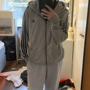 Adidas zip up hoodie - Säljer då den inte kommer till användning! Köpt på plick men superbra skick! Säljer billigt, skriv om du har frågor!🫶🏼🫶🏼