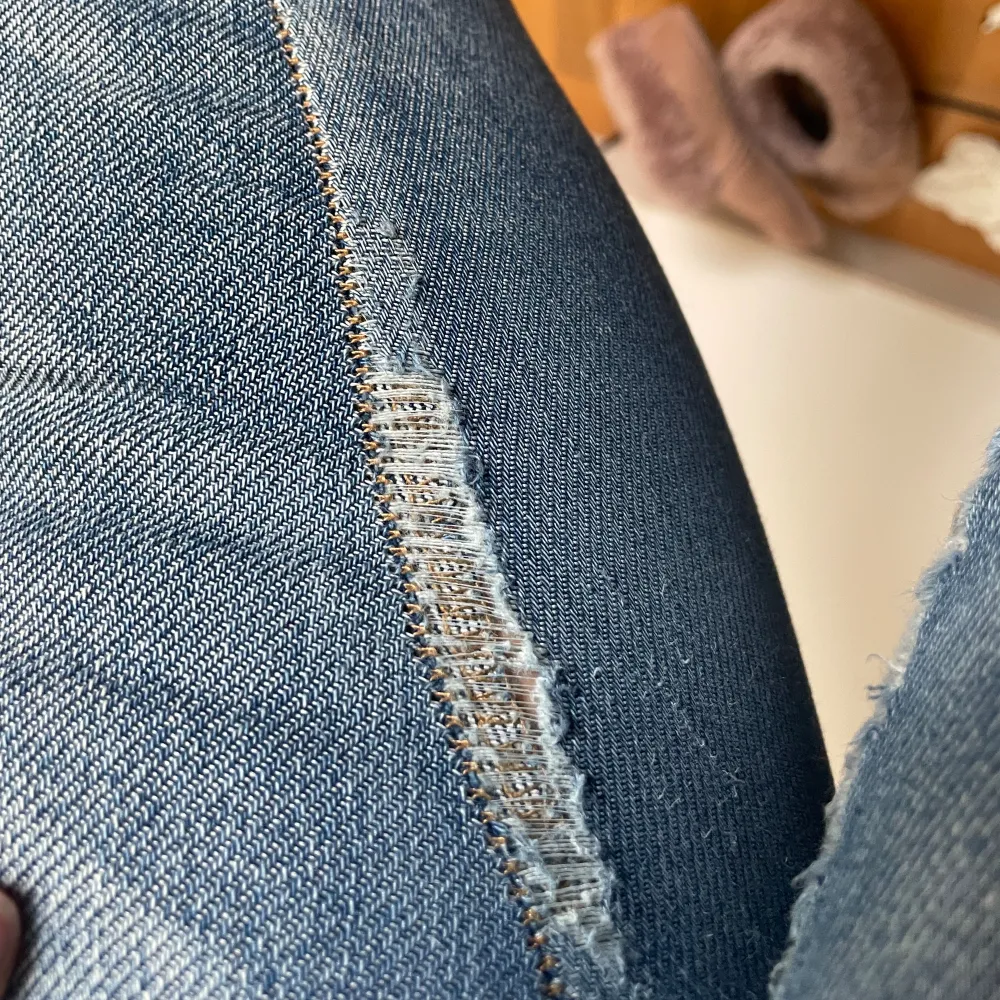 Midwaist bootcut jeans från dr denim. Det är macy westcoast blue i L25. Köptes i butiken Salt. Stretchigt material. Lite slitningar på insidalår (se bild 3) . Jeans & Byxor.