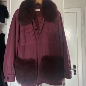 Costommade jacka - Säljer min vinröda jacka från custommade pga att jag inte använder den. Köptes för 2 år sedan 