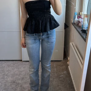 Lågmidjade jeans med coola fickor  - Så coola lågmidjade jeans me fickor där fram! Så fina till våren!💖