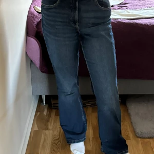 Bootcut mid-rise jeans - Byxorna är i bra skick, mid-rise och bootcut. 