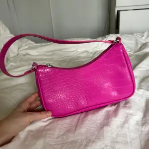 Hej, säljer denna rosa väska som inte kommer till användning, nyskick 
