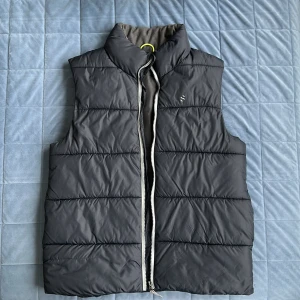 Svart väst  - Svart puffer väst från HM. Bra skick. Med 2 sidofickor.  Köpt för min lillebror men alldeles för stor. Använt några gånger 