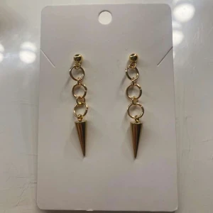 Loopeaks guld - Säljer örhängen från märket zweeir jewellerys! De är handgjorda i rostfritt stål och såklart aldrig använda💕 Flera par finns på lager! Kontakta gärna via frågor💗 De heter ”loopeaks guld”