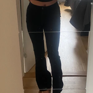 Utsvängda jeans  - Säljer dessa fina utsvängda jeans från pieces!! Säljs pga jag inte gillar hur dom sitter på mig. Aldrig använda så är fortfarande i fint och nytt skick💕