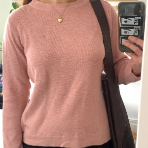 Rosa stickad tröja - Rosa stickad tröja köpt från MQ❣️ använd ett fåtal gånger men har inga tecken på det💗 säljer då jag redan har en liknande❣️