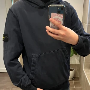 Stone island hoodie ☀️  - 12/Y junior  i använt skick. Ordinarie pris 1999kr mitt pris 450kr 