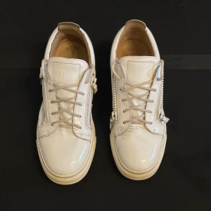 Guiseppe Zanotti - Hej, säljer nu mina Guiseppes i storlek 43 eftersom att de har bytts ut. Skorna är i 9/10 skick. Mitt pris är 3299kr men kan förhandlas vid snabb affär. Tveka inte på att kontakta om ni har några funderingar!