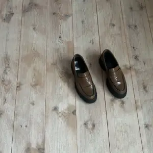 Trendiga loafers , läder , str 38 ,brun, Samsoe Samsoe nypris 2699kr