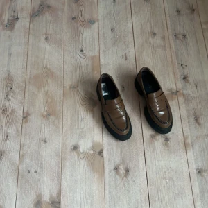 Loafers samsoe samsoe - Trendiga loafers , läder , str 38 ,brun, Samsoe Samsoe nypris 2699kr