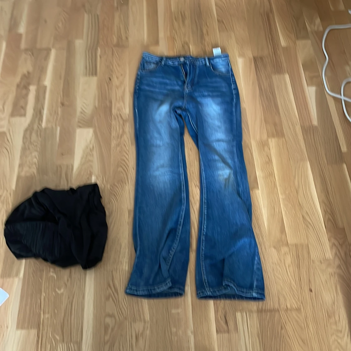 Säljer dessa fina jeans som är för tajta dom kommer ifrån Shein 