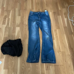 Säljer dessa fina jeans som är för tajta dom kommer ifrån Shein  - Dom är i storlek S men eftersom dom är från Shein så är dom så i storleken