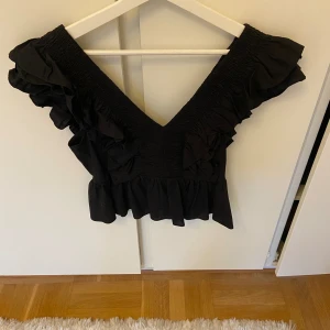 Svart topp hm - Svart eftertraktad topp från hm🩷