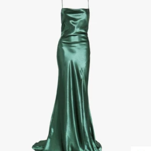 Balklänning - Bra skick, bara använd en gång, nypris 2000, kan diskutera pris, skriv privat för fler bilder eller frågor! Den har öppen rygg och stängs med dragkedja och har en slits💕 Klänningen formar kroppen väldigt fint!💕 