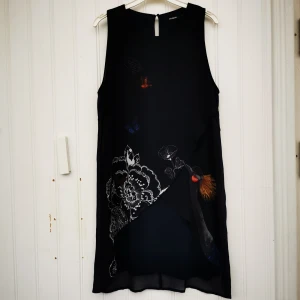 Desigual klänning  - Mörkblå klänning i bomullsstretch och mesh. Liten fläck på sidan. Använd 1 gg. 