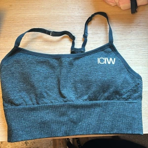 Sporttopp - Blå sporttopp från iciw i fint skick, passar en s/xs