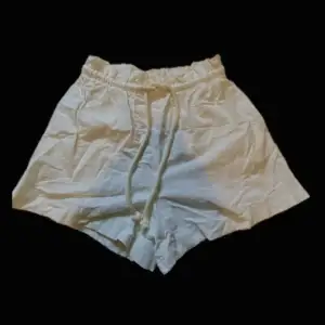 Sjukt fina linne shorts från H&M🤩 Aldrig använda och är perfekta till sommaren🥰 Skriv privat för flera bilder! 