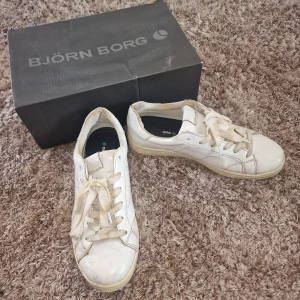 Skor - Björn Borg skor, slitna baktill samt skosnören (se bilder) därmed billigt. Man kan sätta tejp baktill samt köpa nya skosnören om man vill🫶🏼