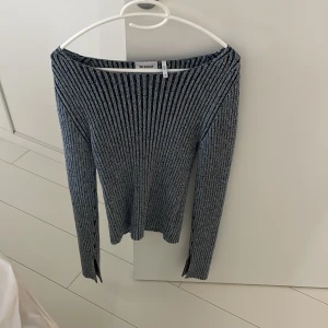 Weekday tröja  - Jätte fin tröja som tyvärr är för stor för mig. Passar S