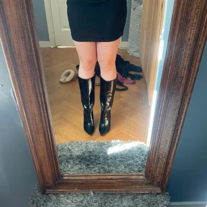 Boots med klack  - Boots med klack från Nelly, storlek 40 i bra skick. Har aldrig kommit till användning så är helt oanvändna💗