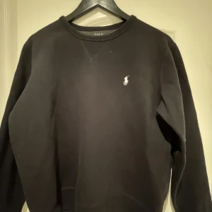 Ralph Lauren - Ralph Lauren sweatshirt. I väldigt bra skick, använd enstaka gånger. Nypris 1900kr  Strlk S  ▪️skriv vid frågor▪️