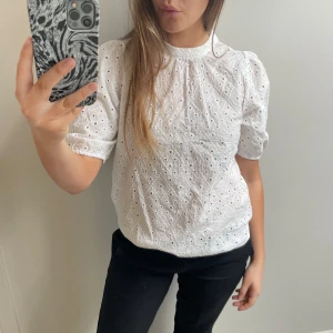 Blus Cubus  - Broderad Blus från Cubus. Jätte användbar och fin verkligen 🥰 Passar XS och S