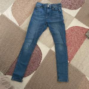 Säker nu dessa snygga skinny jeans från Lindex. Byxorna är i väldigt bra skick och är köpta på barnavdelningen i storlek 158/164 men passar mig som vanligtvis har Xs/S i vuxenstorlekar.