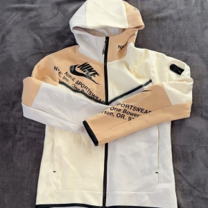 Nike Tech Fleece - Knappt använd Nike tröja som jag säljer eftersom den inte används! Tror inte att just denna modellen finns att köpa längre💕skriv för fler bilder!! Nypris 1600 ink frakt 