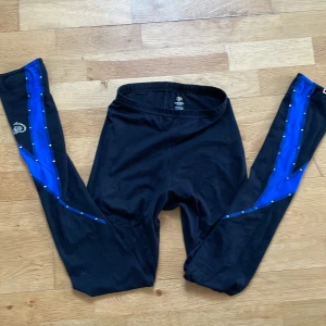 Konståkningsbyxor från bolero - Svart och blå träningsbyxor från bolero som kan dras över skridskon. Passar mig som är 1,65 och upp till ca 1,70. Originalpris 850kr:- 