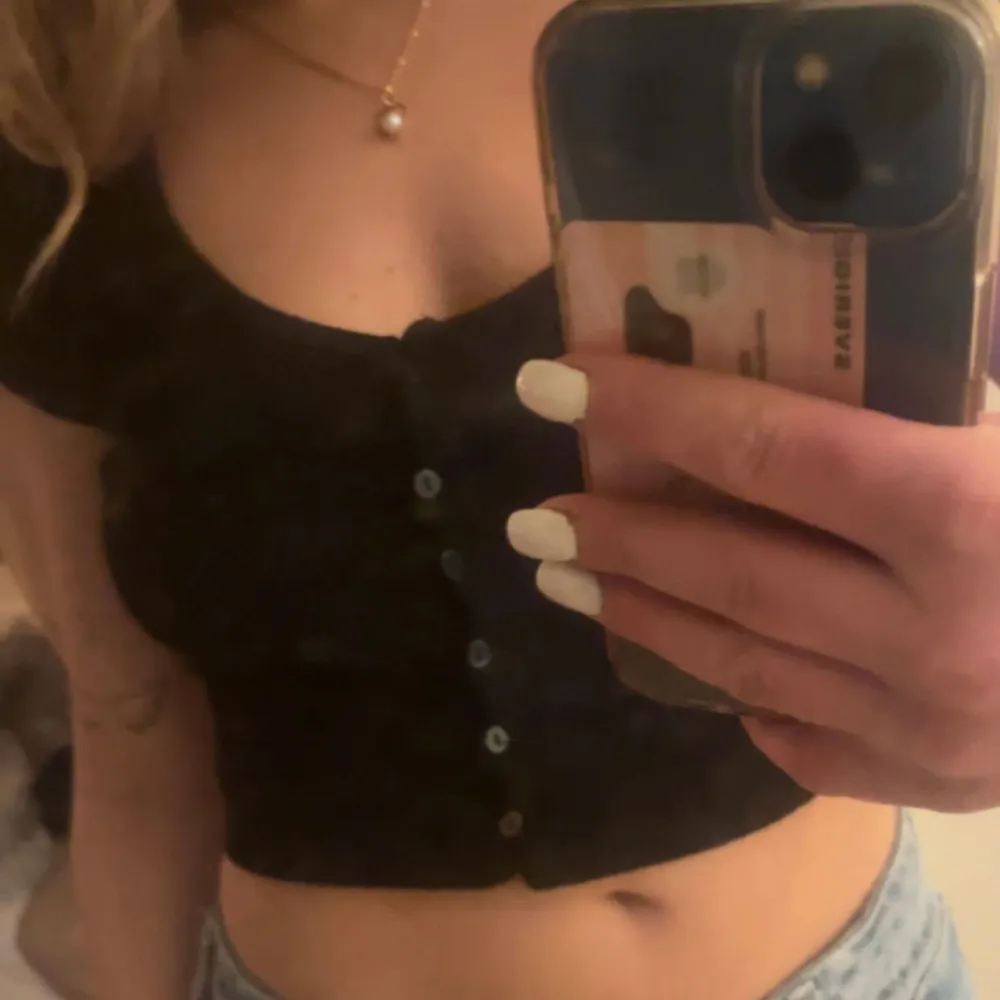 Croptop från H&M, använd vid ett fåtal gr. Knappning i mitten! Jätte söt & skön💕. Toppar.