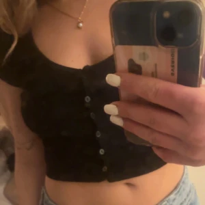 Croptop - Croptop från H&M, använd vid ett fåtal gr. Knappning i mitten! Jätte söt & skön💕