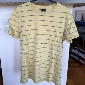 Gul randig t-shirt - Ok skick, märks att den är använd. Har fortfarande mycket att ge dock.   Katt finns i hemmet. 