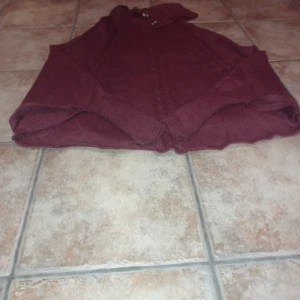 Tröja/ Bourgogne  - Nyinköpt samt oanvänd tröja.Modellen påminner om poncho fast med ärmar.