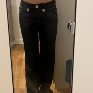 Fina lågmidjade jeans!! - Köpte dessa på vinted för ganska billigt så jag kommer inte sälja de så högt! Har använt ett fåtal gånger och de är bootcut 🥰 Mer frågor kan ni skicka på DM! Använd gärna köp nu