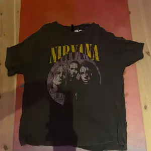 Nirvana t-shirt i storlek smål den är oversized så funkar för medium och large med! Den är använd men ser nu ut.