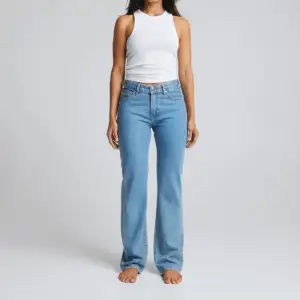 Low waist jeans från bikbok i blått. Använd ett fåtal gånger. Nyskick. W25, l32. Priset kan diskuteras. Säljs då jag har växt ur dem.