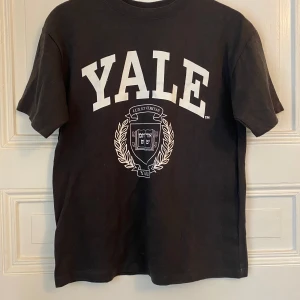 H&M T-shirt - Supersnygg H&M T-shirt som är helt oanvänd och har prislapparna kvar💕 Nypris 149kr💗