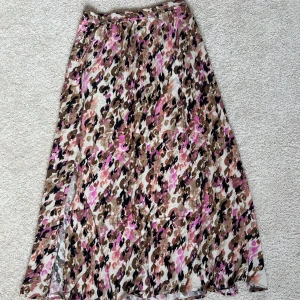 Lång kjol - Lång kjol med slits på båda sidorna och fickor fram.  Xs/ S 💗