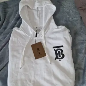 Helt oanvänd 1.1kopia burberry hoodie, alla detaljer perfekta. Storlek M men passar L lika bra.