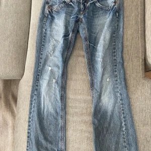 Lågmidjade jeans - Säljer pga att de är lite för stora i midjan, midjan 42cm. Dessa är å långa pga att jag sprättat upp de, så då är också slitna ner till (se sista bilden) Annars jätte snygga och bra skick! 😍