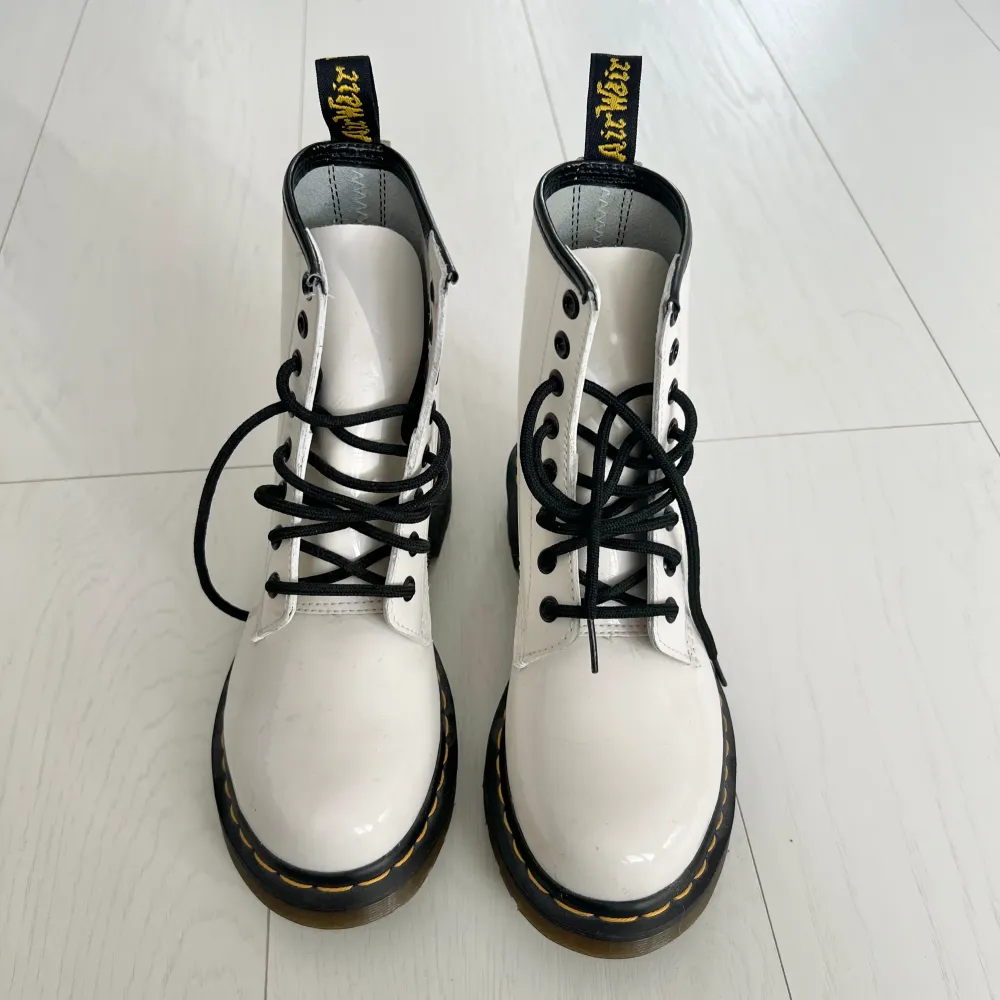 Vita glansiga Dr. Martens boots i storlek 37, helt oanvända (endast testade). Originalpris 2385 kr på Zalando. Skor.
