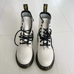 Vita glansiga Dr. Martens boots i storlek 37, helt oanvända (endast testade). Originalpris 2385 kr på Zalando