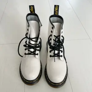 Vita glansiga Dr. Martens boots i storlek 37, helt oanvända (endast testade). Originalpris 2385 kr på Zalando