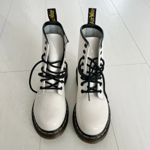 Dr. Martens boots - Vita glansiga Dr. Martens boots i storlek 37, helt oanvända (endast testade). Originalpris 2385 kr på Zalando