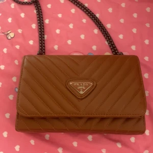 Väska  - Säljer en brun Väska eftersom den kommer inte till användning 💕💕 Priset går att diskuteras 