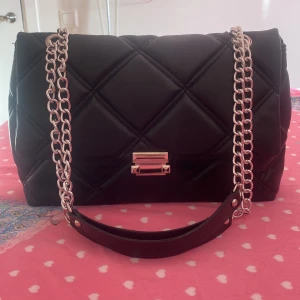 Svart väska - Säljer denna as snygga svarta väskan, funkar perfekt för Stockholmsstil, jättesnygg men den komme tomte till användning därför säljer jag den💕 Helt oanvänd Priset går att diskuteras 